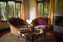 Ausstattung Zimmer mit Sesseln im Bougainvillea Safari Lodge