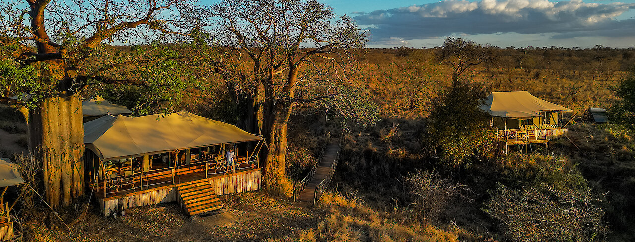 Blick auf die Olkeri Camp Unterkünfte im Tarangire-Nationalpark in Weitaufnahme