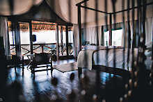 Schlafzimmer mit Doppelbett im Lake Chala Tented Lodge