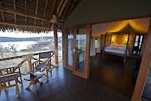 Ausstattung Schlafzimmer mit Terrasse im Lake Chala Tented Camp