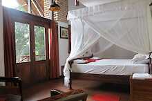 Schlafzimmer mit Doppelbett im Simbamwenni Lodge