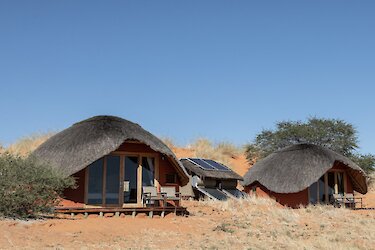 Aussicht auf die Dunes Camp Unterkünfte in den Hügeln und sandigem Boden