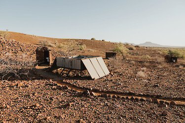 Blick auf die Etendeka River Camp Unterkunft unter freiem Himmel mit gelegener Badezimmer