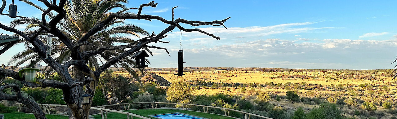 Blick in die weite Landschaft rund um die Onjala Lodge