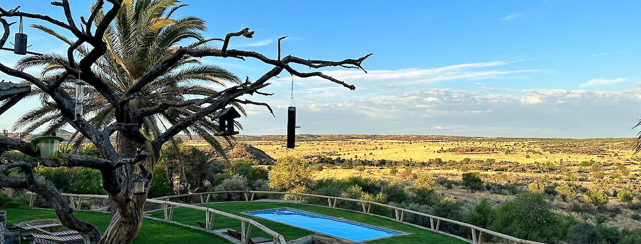 Blick in die weite Landschaft rund um die Onjala Lodge