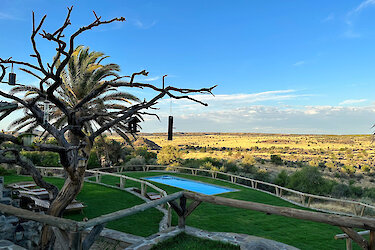 Blick in die weite Landschaft rund um die Onjala Lodge