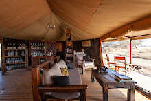 Mawe Tented Camp Sitzlounge mit Blick auf den Serengeti-Nationalpark