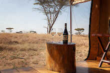 lokaler Wein und Blick auf den Serengeti-Nationalpark