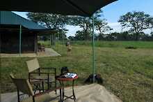 Zelt mit Sitzmöglichkeit und Blick auf den Serengeti-Nationalpark