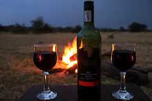 Lagerfeuer und lokalem Wein