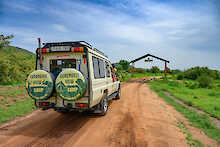 Safari Auto auf dem Weg zum Mkomazi View Lodge Eingang