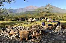 Sitzmöglichkeit mit Blick auf den Mount Meru im Mountain’s Hug