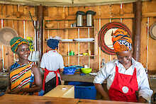 Mitarbeiter bei der Zubereitung von Speisen im Maasai Giraffe Eco Lodge