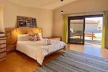 Ausstattung Schlafzimmer mit Doppelbett im Desert Breeze Lodge