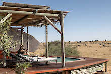 Pool mit Blick auf die Landschaft im Dunes Camp