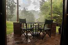 Terrasse mit Sitzmöglichkeit und Blick auf den Wald