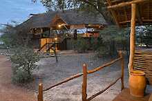 Selous Impala Camp Restaurant am Abend