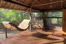 Terrasse mit Hängematte im Selous Impala Camp