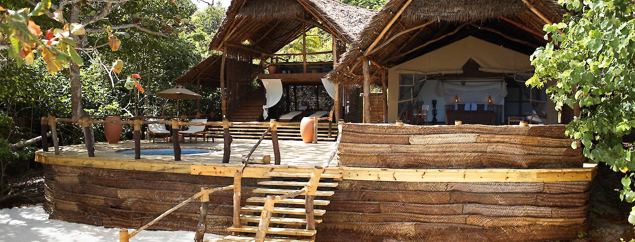 Blick auf den Eingang zu der Fundu Lagoon Unterkunft mit Treppe