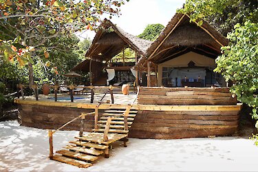 Blick auf den Eingang zu der Fundu Lagoon Unterkunft mit Treppe