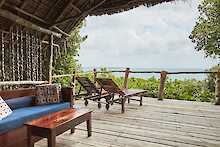 Terrasse mit Liegen und Blick auf das Meer