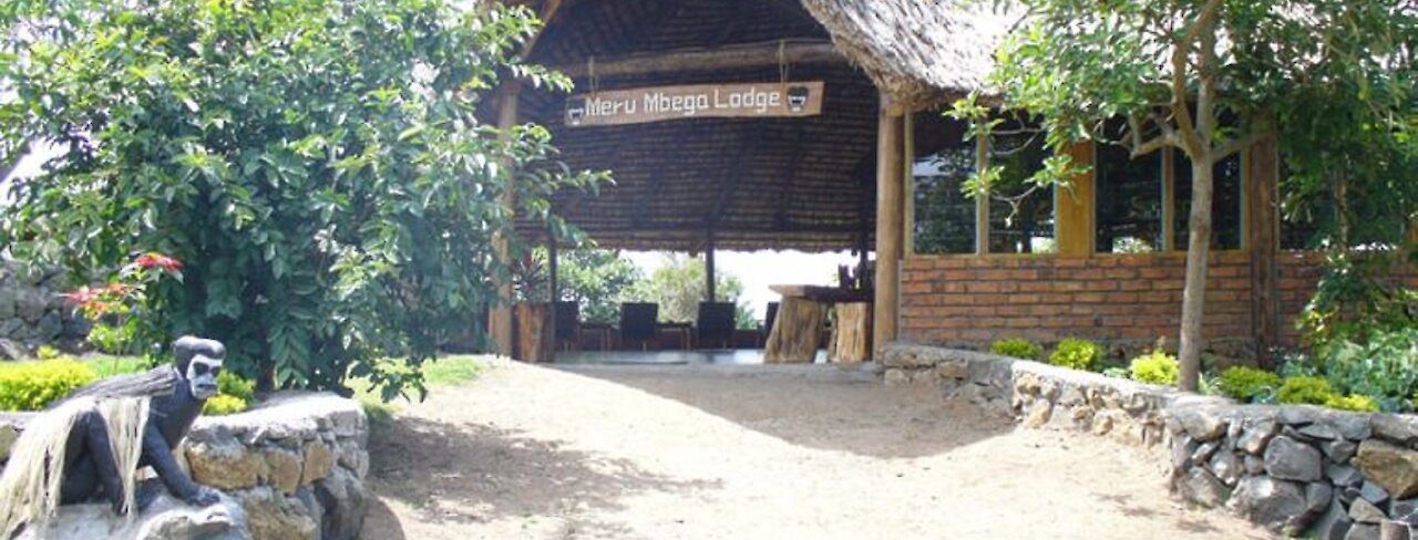 Blick auf den Eingang vom Meru Mbega Lodge mit Namensschild