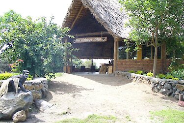 Blick auf den Eingang vom Meru Mbega Lodge mit Namensschild