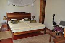 Schlafzimmer mit Doppelbett im Meru Mbega Lodge