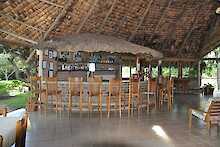 Ausstattung Bar mit Stühlen und hoher Sitzhöhe im Meru Mbega Lodge