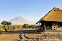 Bungalow des Lake Natron Camps mit Berg im Hintergrund