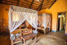 Schlafzimmer mit drei Betten im Lake Natron Camp