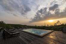 Poolanlage mit Blick auf den Sonnenuntergang im Marafiki Safari Lodge