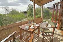 Kaffeepause auf der Terrasse im Marafiki Safari Lodge