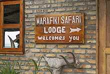 Willkommensschild im Marafiki Safari Lodge