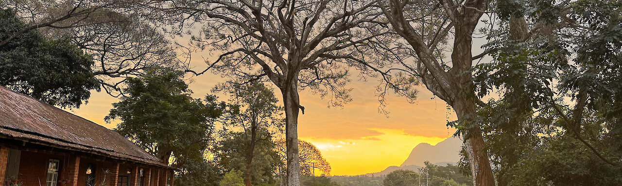 Malawi - Africa Wild Truck Hauptgebäude mit Blick in die Landschaft mit Sonnenuntergang.