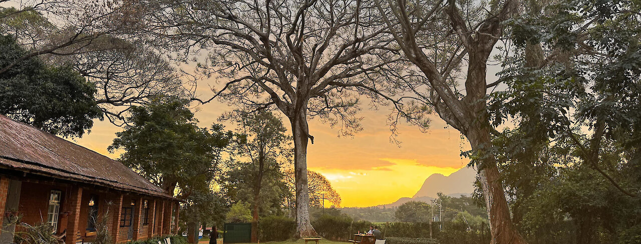 Malawi - Africa Wild Truck Hauptgebäude mit Blick in die Landschaft mit Sonnenuntergang.