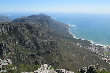 Ausblick vom Tafelberg hinunter auf Kapstadt