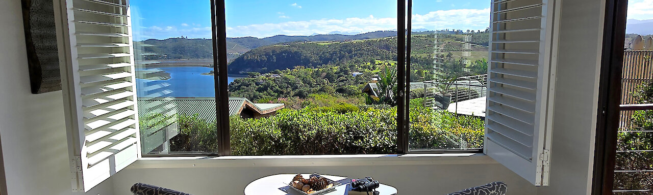 Elephant Hide of Knysna Guest Lodge Lounge mit Sitzgelegenheiten und Blick aus dem Fenster