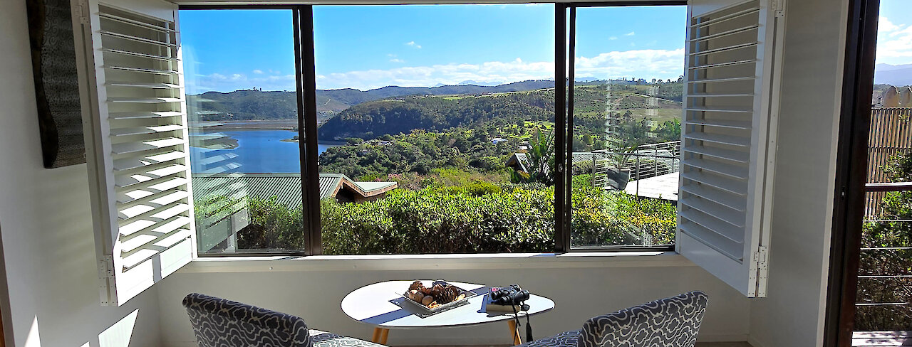 Elephant Hide of Knysna Guest Lodge Lounge mit Sitzgelegenheiten und Blick aus dem Fenster