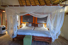 Himmelbett im Doppelzimmer der Onjala Lodge