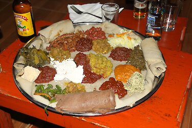 Traditionelles äthiopisches Essen - Injera Beyeyanetu