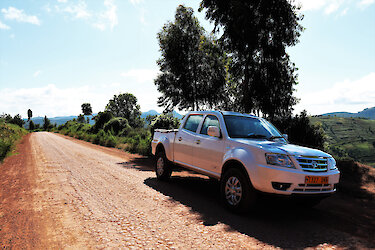 Geländewagen am Straßenrand in Malawi