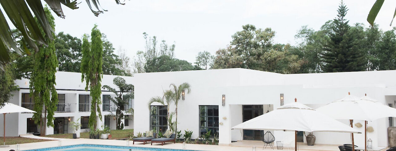 Pool mit Loungebereich unter Sonnenschirmen im Latitude 13