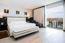 großes Doppelbett im Prestige Zimmer mit Meerblick