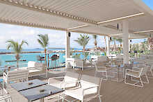 überdachte Terrasse mit Blick zum Meer im Restaurant Le Cote Ouest im Hotel Terrou-Bi