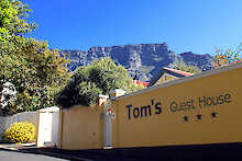 Blick von der Straße auf Toms Guesthouse mit Tafelberg im Hintergrund