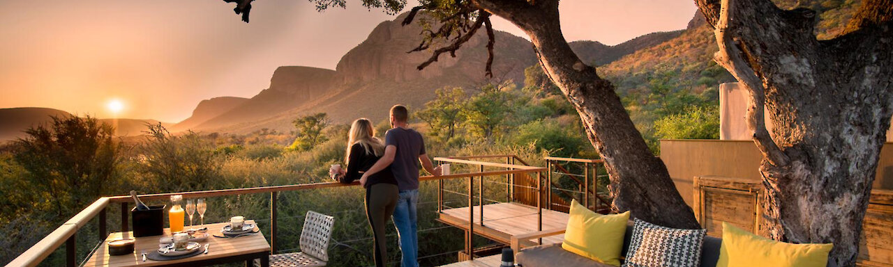 Lounge der Marataba Treehouse mit Sitzlegenheiten im Außenbereich und Blick auf den Sonnenuntergang