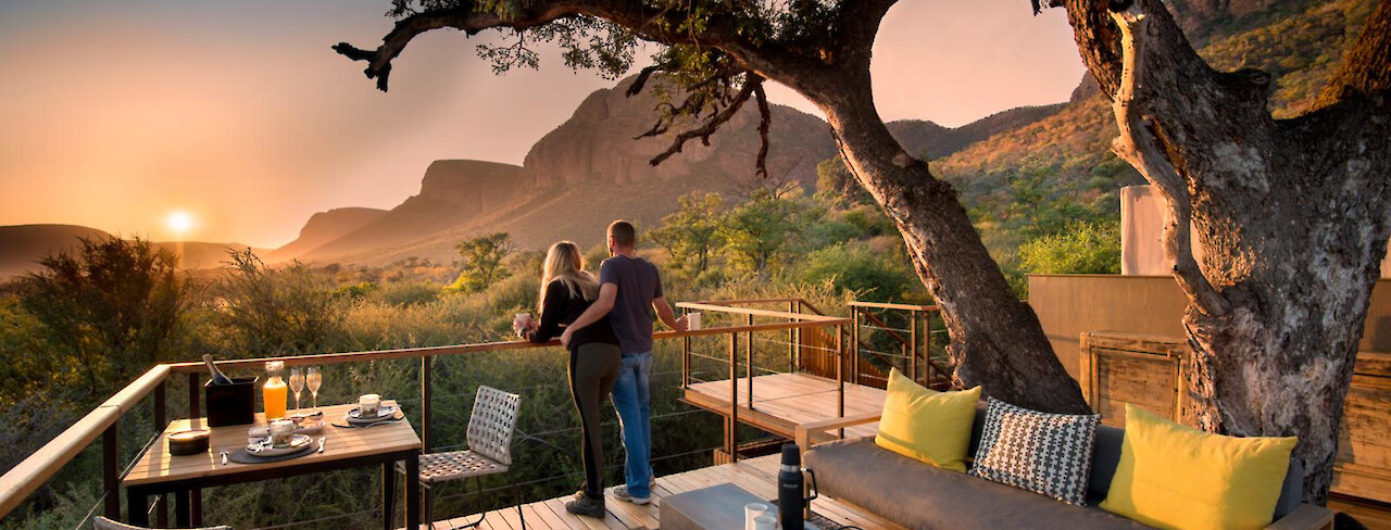 Lounge der Marataba Treehouse mit Sitzlegenheiten im Außenbereich und Blick auf den Sonnenuntergang