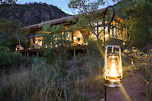 Außenansicht der Marataba Mountain Lodge am Abend mit gemütlicher Beleuchtung