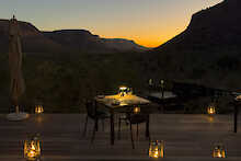 Außenbereich mit Esstisch und Stühle mit gemütlichen Laternen der Marataba Mountain Lodge